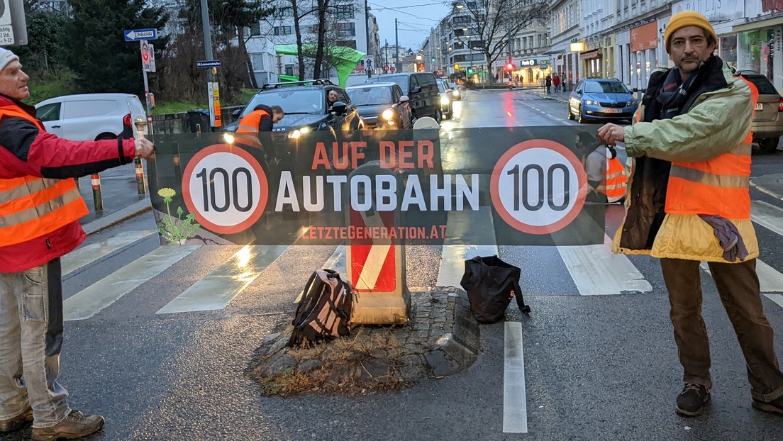 Activistas climáticos se pegan al asfalto en Viena para crear cruces peatonales seguros (FOTOS)