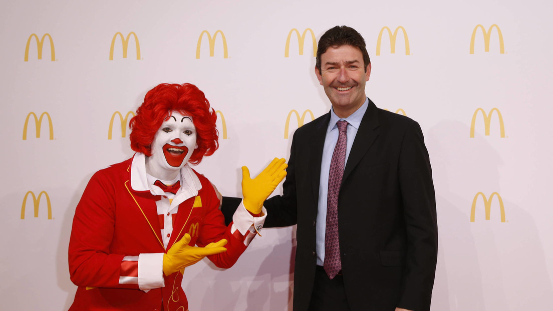 Multan al exdirector general de McDonald's por engañar a los inversores sobre su despido