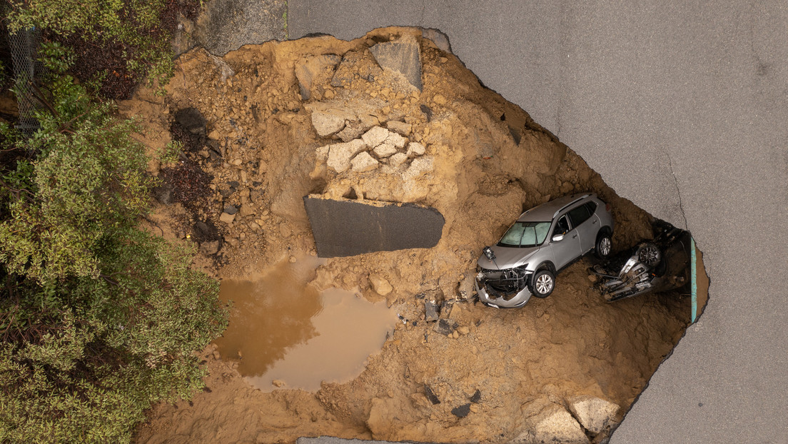 VIDEO: Dos coches quedan atrapados en un gran socavón causado por las fuertes lluvias en California