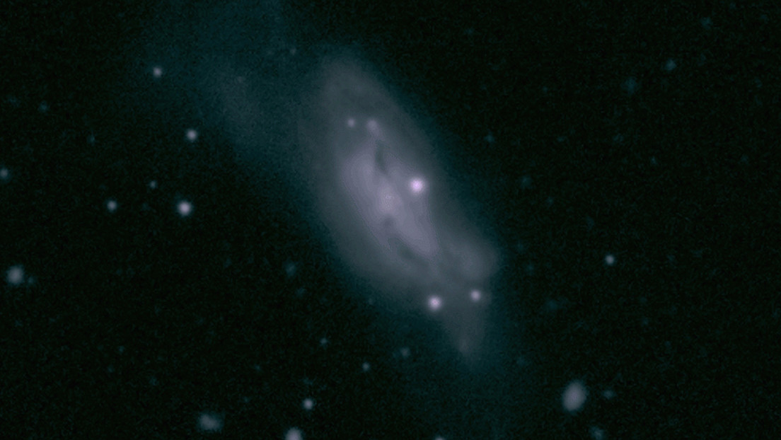 Descubren a dos agujeros negros masivos "cenando" los restos de una fusión de galaxias