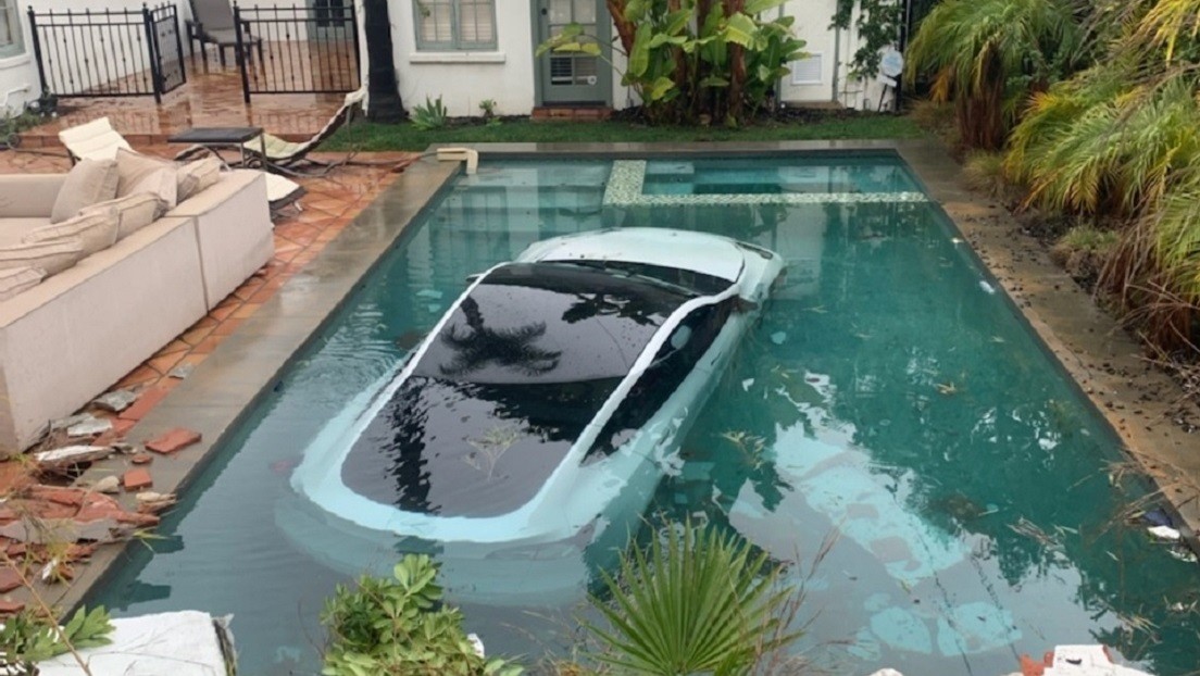 "Buenos samaritanos" rescatan a 3 ocupantes de un Tesla tras caer en una piscina