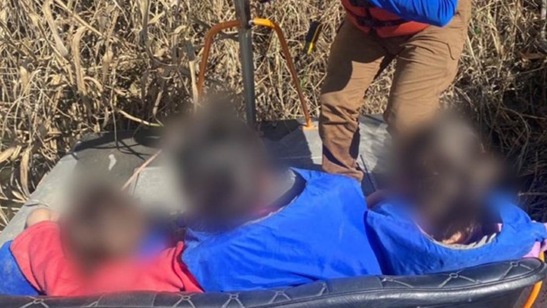 Agentes de migración mexicanos rescatan a 3 niñas salvadoreñas en un islote del río Bravo (VIDEO)