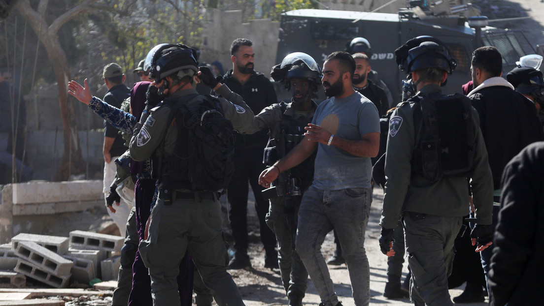 Fuerzas israelíes asesinan a un palestino durante una redada "sin precedentes" en un refugio de Cisjordania