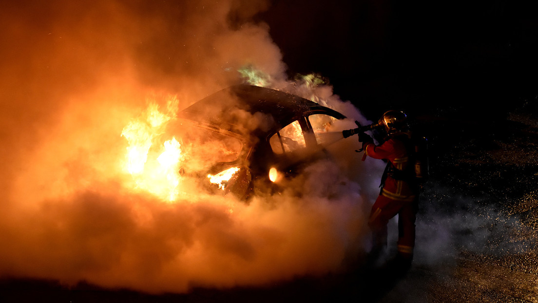 El ministro del Interior francés habla de la "caída histórica" del número de autos quemados en Nochevieja