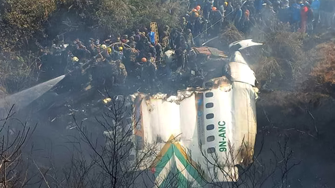 VIDEO: Imágenes desde el lugar del accidente del avión en Nepal