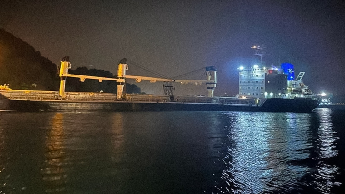 FOTOS, VIDEO: Se suspende el tráfico marítimo por el Bósforo debido a un buque de carga varado