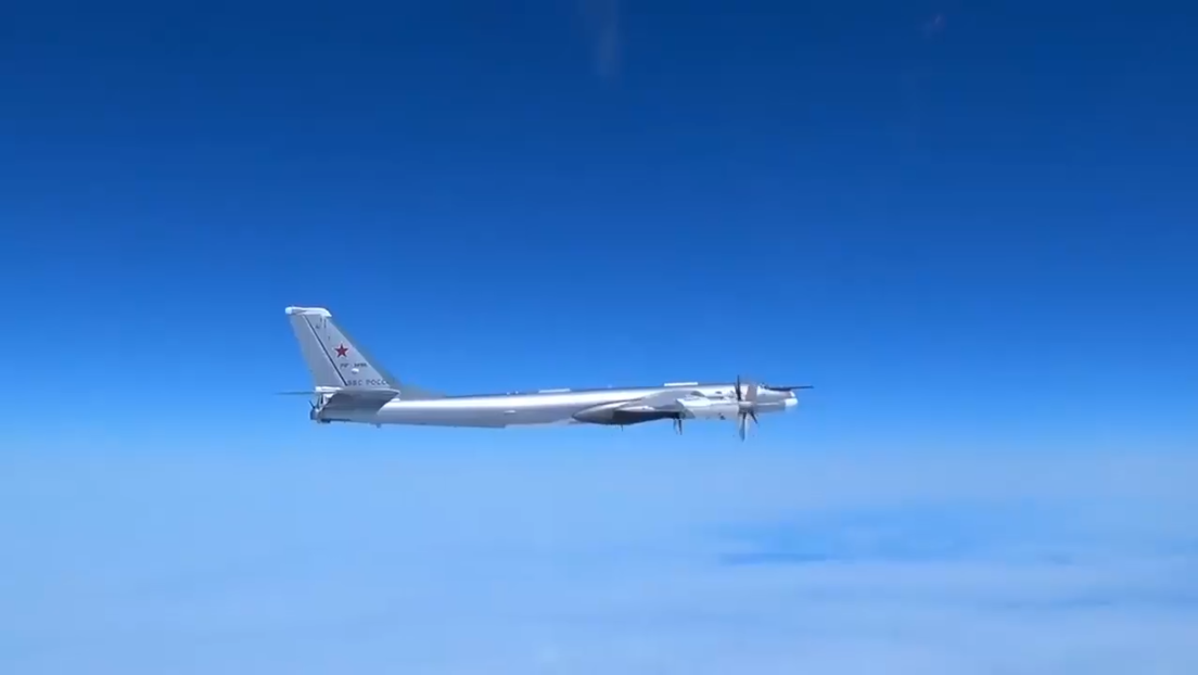 Rusia prosigue los ensayos de la versión actualizada del enorme bombardero turbohélice Tu-95