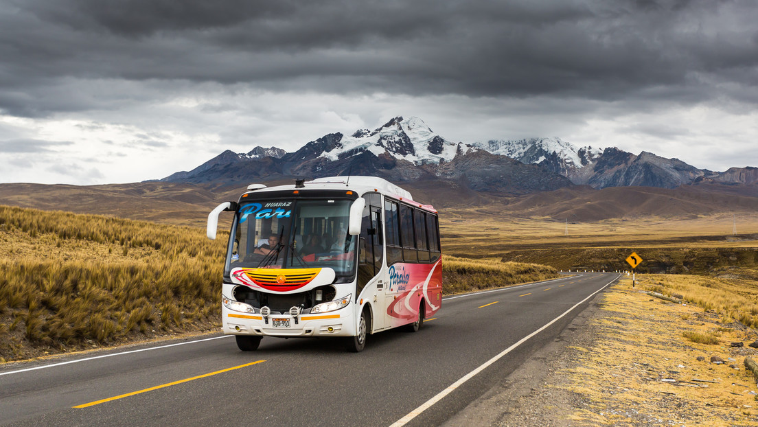 Delincuentes retienen durante horas un autobús en Perú y asaltan a los pasajeros