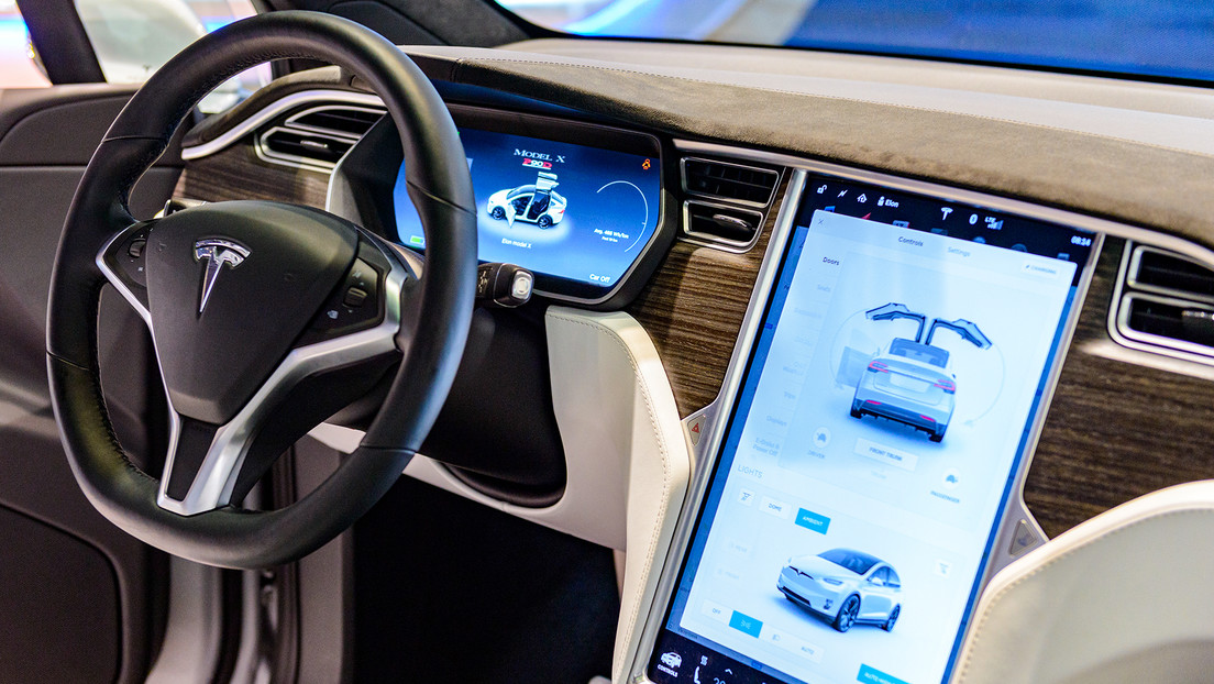 Revelan que un video de un Tesla conduciéndose solo fue editado por la compañía
