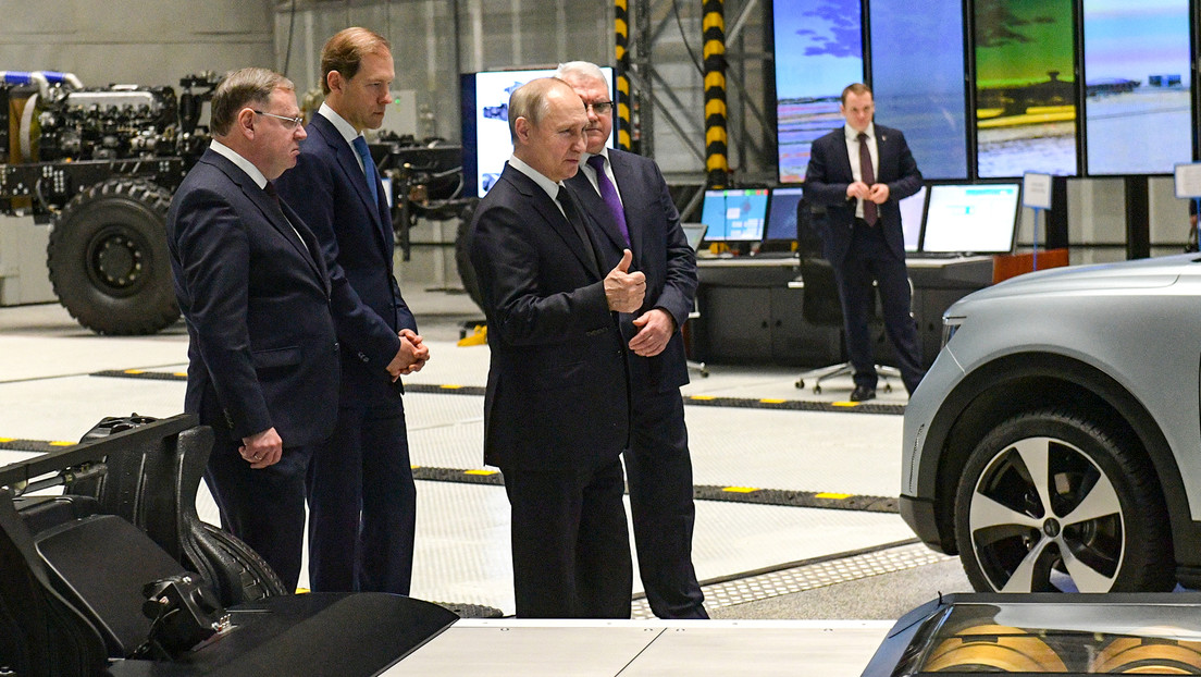 Putin inspecciona el coche eléctrico Neva producido por el fabricante del sistema S-400 (VIDEO)