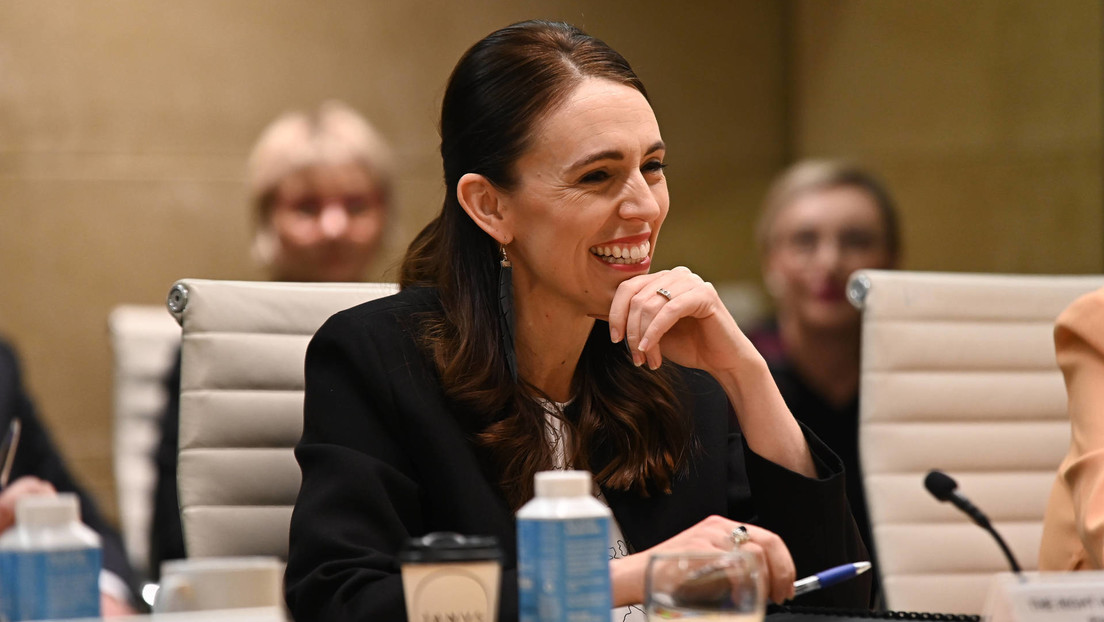 "Clarke, casémonos de una vez": La primera ministra de Nueva Zelanda anuncia su dimisión