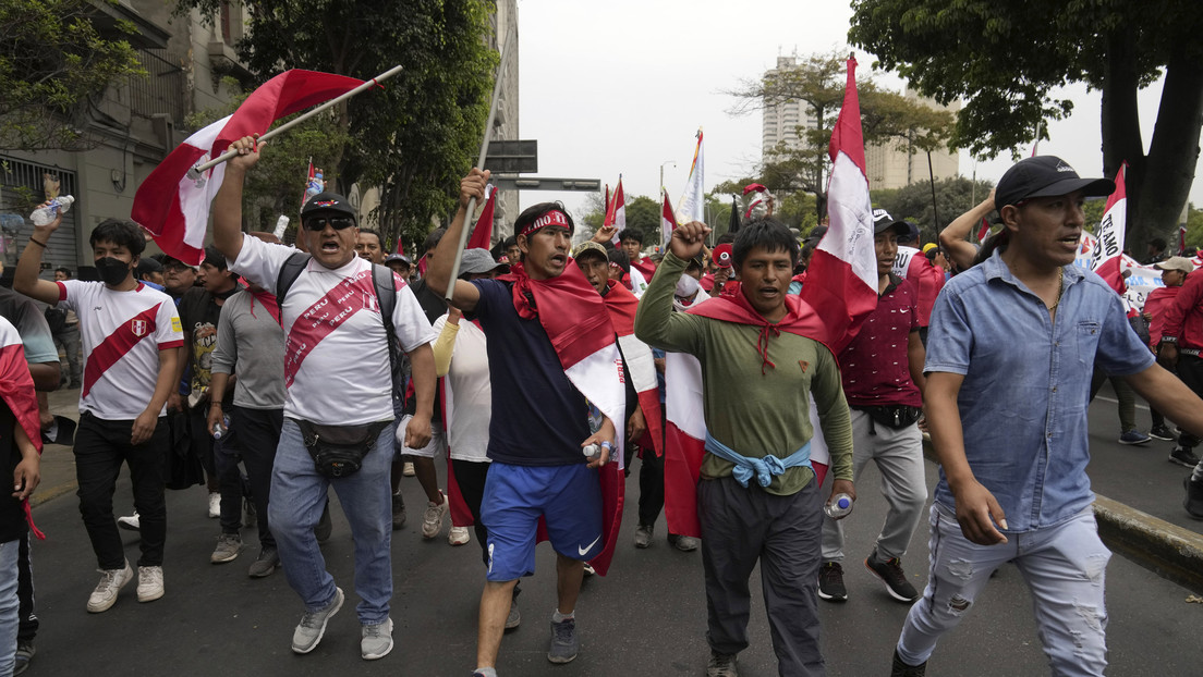 Gases lacrimógenos, bloqueos e incendios: manifestantes chocan con la Policía en Lima