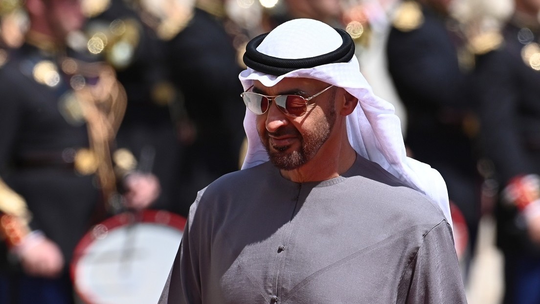 El presidente emiratí insta a Zelenski a buscar "soluciones políticas a la crisis de Ucrania"