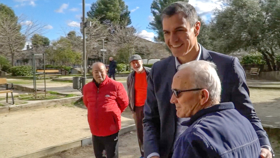Pedro Sánchez se graba jugando a la petanca con 'pensionistas', pero en realidad son cargos del PSOE (VIDEO)