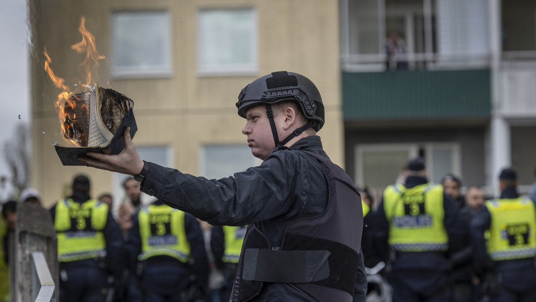Permiten a un activista antiislámico quemar una copia del Corán frente a la Embajada turca en Suecia