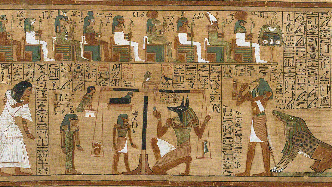 Encuentran un antiguo pergamino de papiro con textos del 'Libro de los muertos' en Egipto