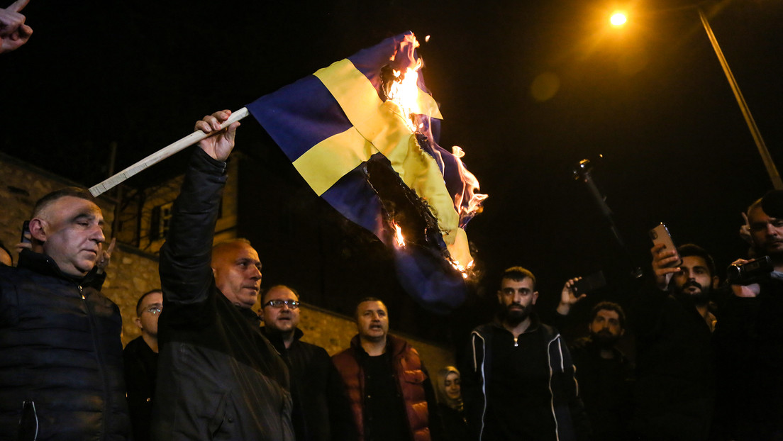 Prenden fuego a una bandera sueca en Turquía tras la quema de un Corán en Suecia (VIDEO)