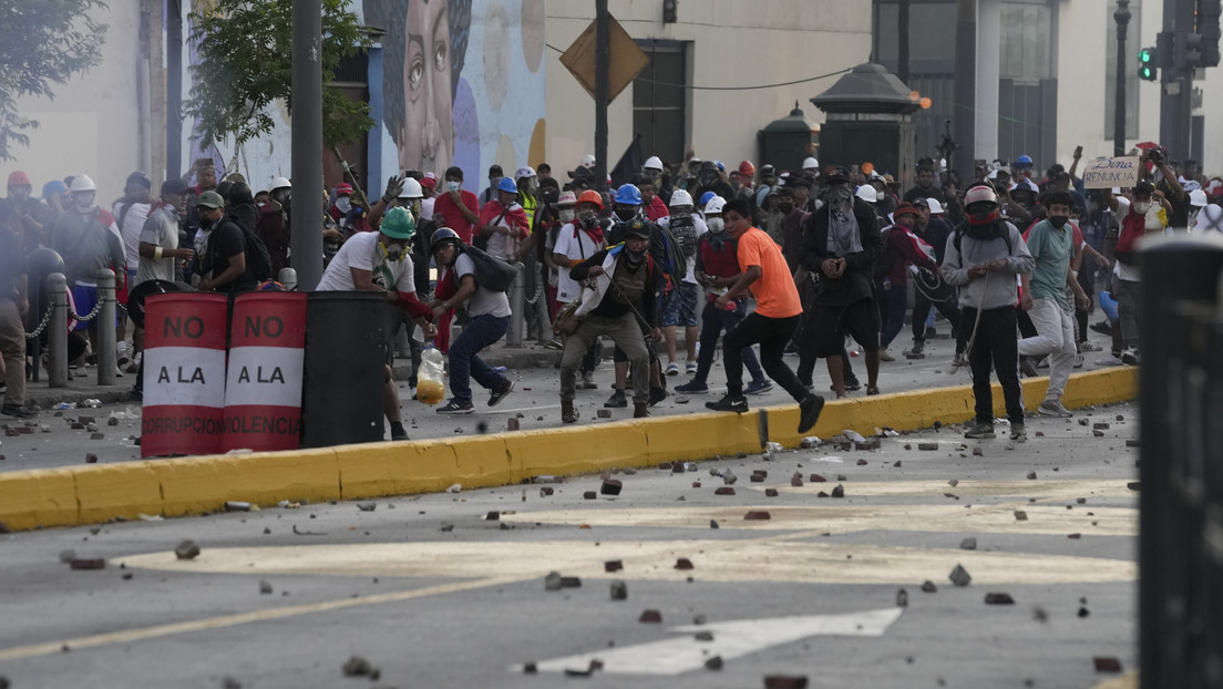 Manifestantes protestan frente a la embajada de EE.UU. en Perú (VIDEO)