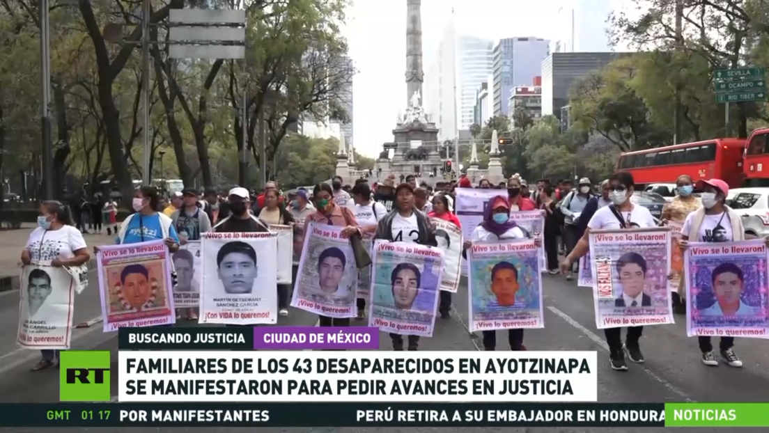 Familiares de los 43 desaparecidos en Ayotzinapa se manifiestan para ...