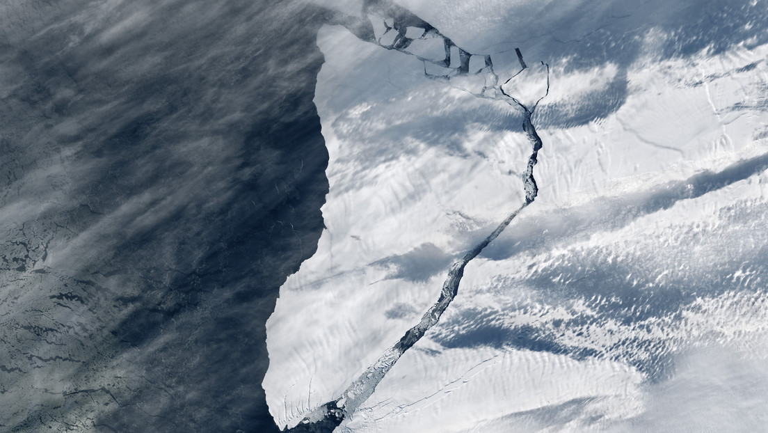 Imagen satelital muestra cómo se desprende un colosal iceberg en la Antártida (VIDEO)