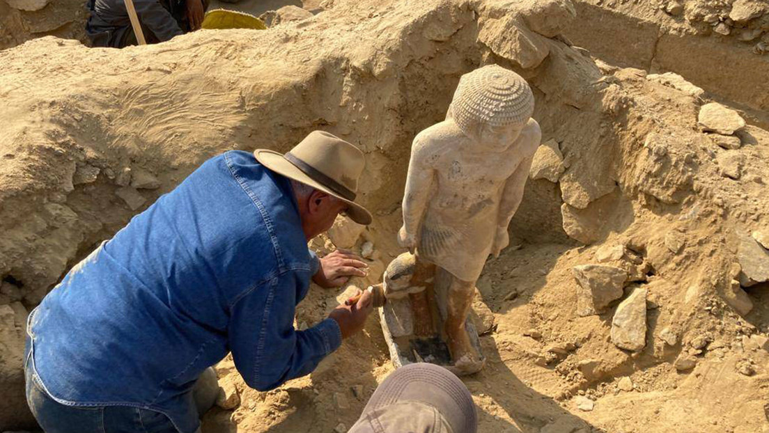 Descubren en Egipto una momia de 4.300 años de antigüedad cubierta de una lámina de oro
