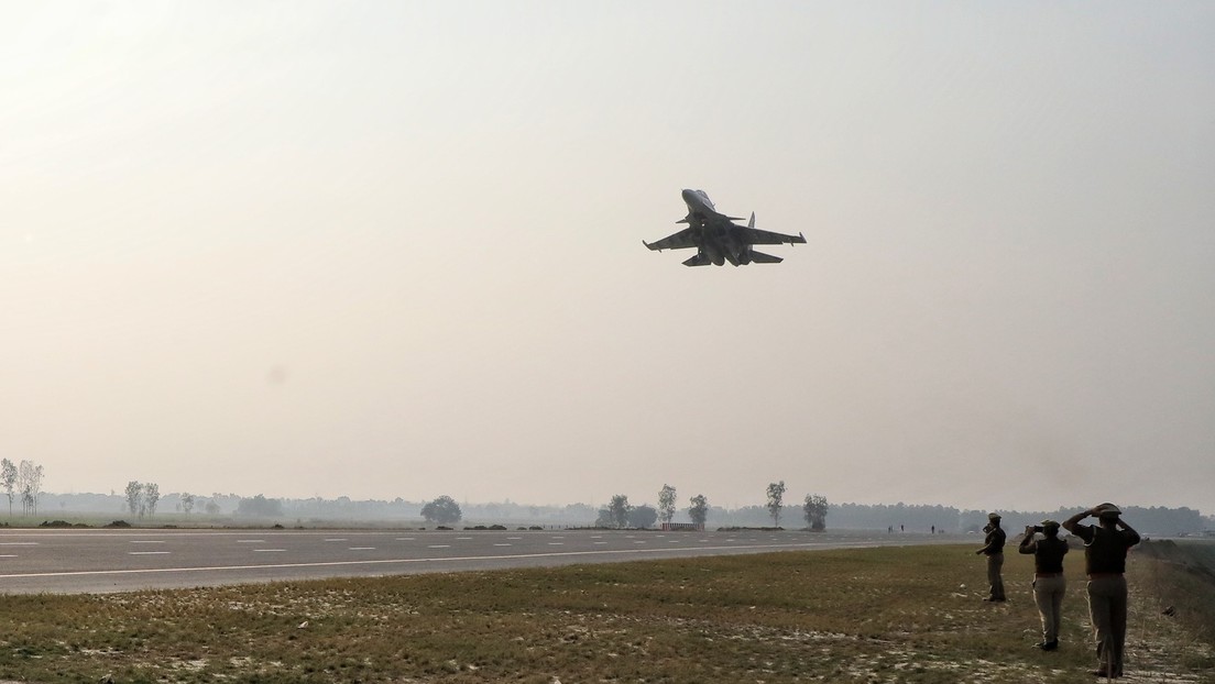 Se estrellan 2 cazas de la Fuerza Aérea india tras una supuesta colisión