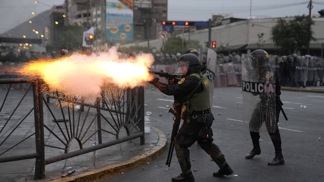 Reprimen con gases lacrimógenos a manifestantes en Perú mientras persisten las protestas multitudinarias (VIDEO)