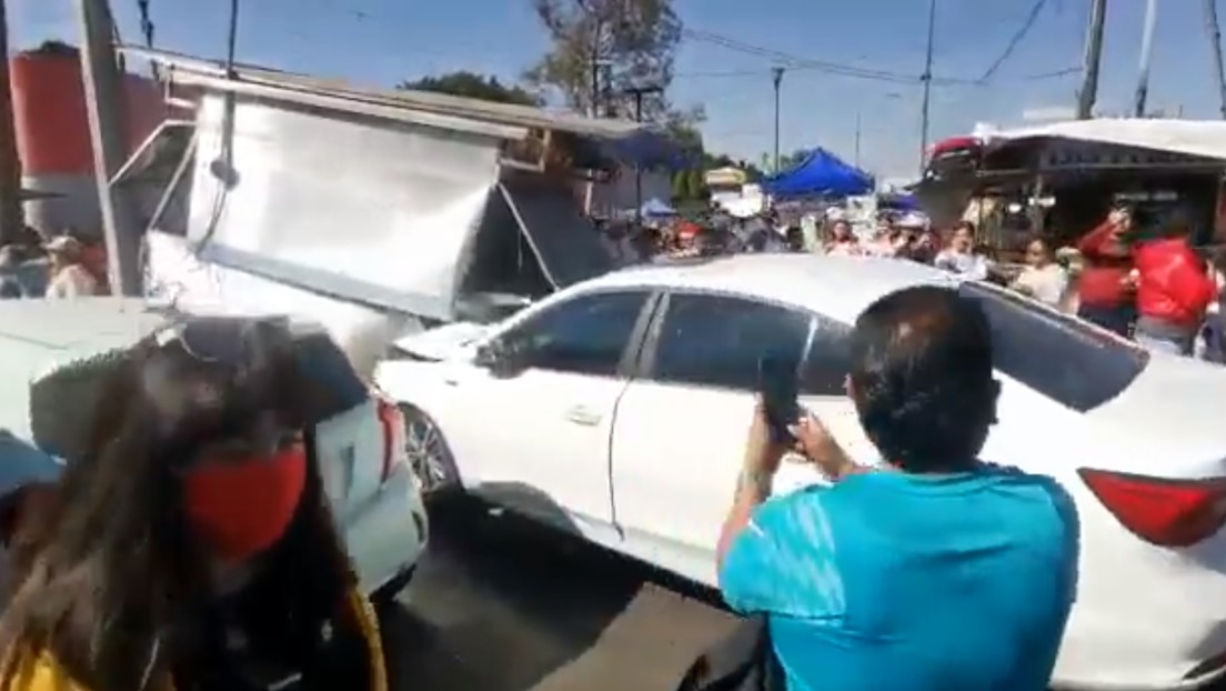 Automóvil embiste un concurrido puesto de tacos en la Ciudad de México y deja 9 heridos