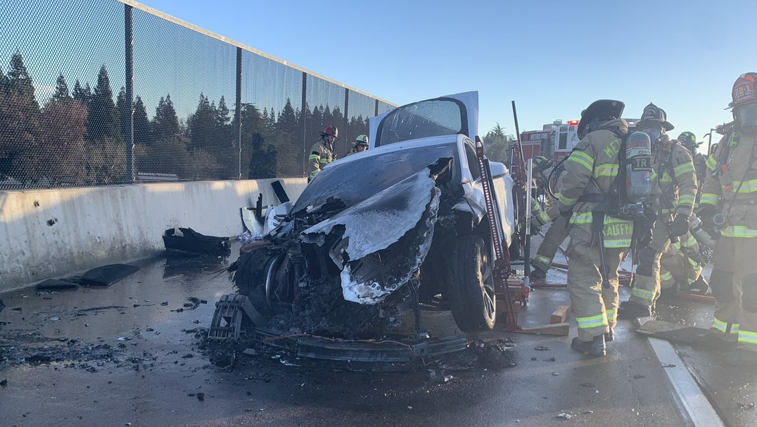 Un Tesla se incendia espontáneamente mientras circulaba por una autopista (VIDEO)