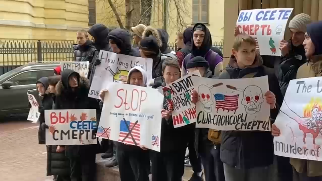"Estados Unidos es un país terrorista": Reciben con una protesta a la nueva embajadora de EE.UU. en Moscú