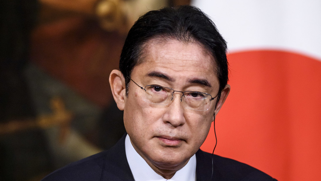 Acusan al hijo del primer ministro japonés de hacer compras y turismo durante viajes oficiales