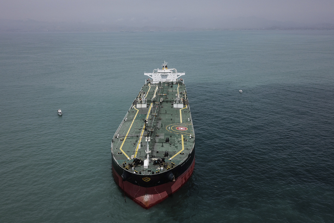 El buque petrolero italiano Mare Doricum que provocó el derrame de petróleo en la refinería de RepsolErnesto Benavides / AFP