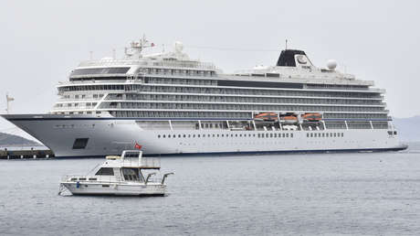 Un crucero queda varado en el océano durante días por "incrustaciones marinas" en su casco