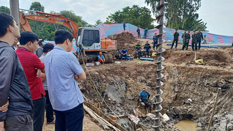 Intentan salvar a un niño que cayó en un agujero de 35 metros de profundidad en Vietnam (FOTOS)