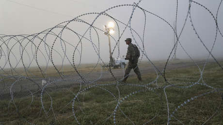 Texas refuerza la valla de alambre de púas en la frontera con México para detener cruces ilegales
