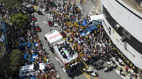 El cortejo fúnebre de Pelé recorre las calles de Santos antes de recibir sepultura