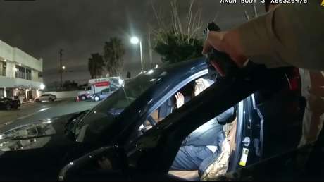 Policía de EE.UU. amenaza a un rapero afroamericano con dispararle "justo en el pecho" (VIDEO)