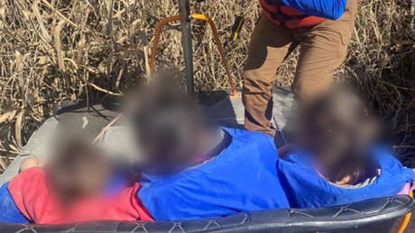 Agentes de migración mexicanos rescatan a 3 niñas salvadoreñas en un islote del río Bravo (VIDEO)
