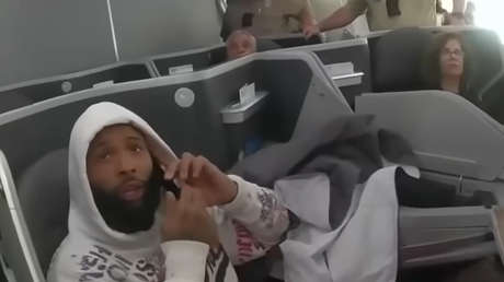 Un jugador de la NFL es escoltado de un avión por policías y provoca el desembarque del resto de pasajeros (VIDEO)