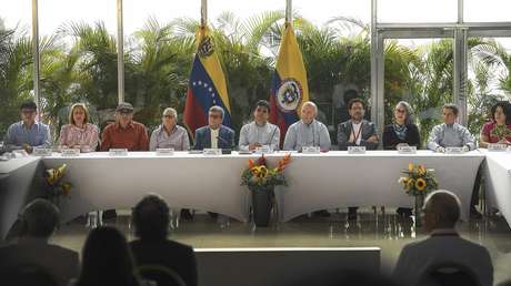 El Gobierno de Petro y el ELN se vuelven a ver en Caracas para zanjar la 'crisis' del diálogo de paz