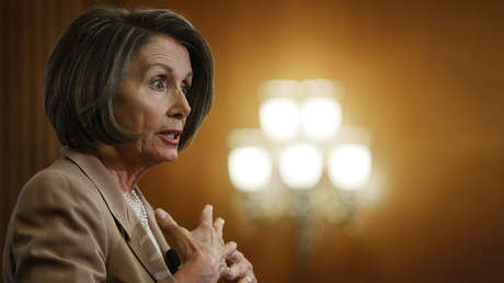 Nancy Pelosi lleva sacerdotes para "exorcizar la casa" tras el ataque con un martillo a su esposo