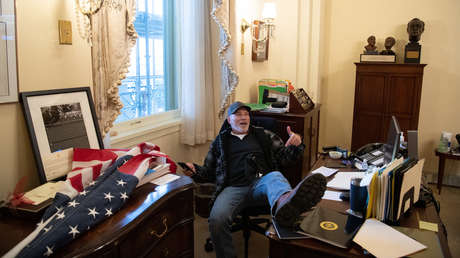 Declaran culpable al hombre que apoyó sus pies en el escritorio de Pelosi durante el asalto al Capitolio