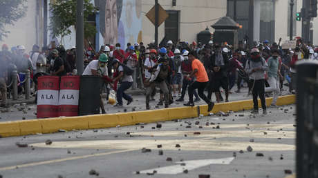 Manifestantes protestan frente a la embajada de EE.UU. en Perú