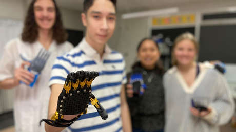 Estudiantes de secundaria construyen una mano robótica para un compañero y cambian su vida