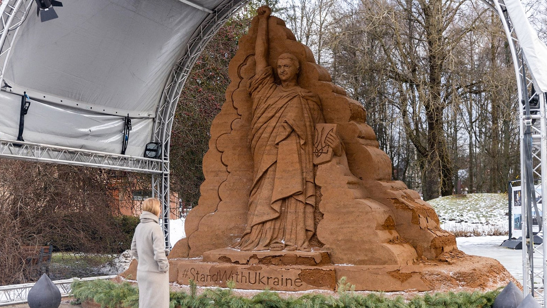 En Estonia instalan un monumento a Zelenski con la forma de la estatua de la Libertad