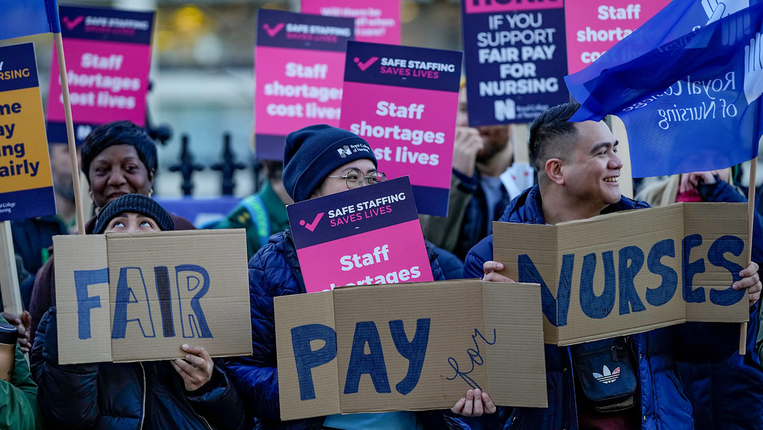 Reino Unido afirma que el personal médico en huelga "no es consciente del valor del plan de pensiones"