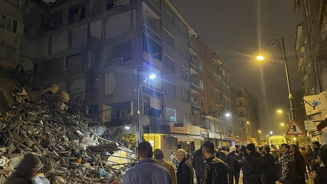 Italia emite alerta de tsunami tras el fuerte terremoto en Turquía