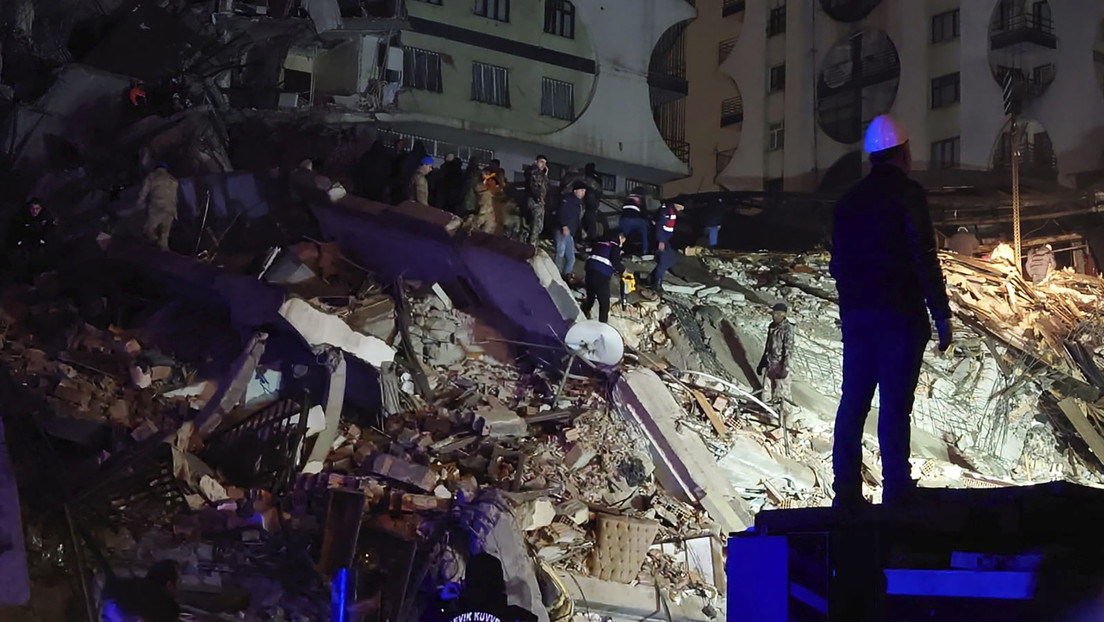 MINUTO A MINUTO: El devastador terremoto en Turquía deja decenas de muertos y cientos de edificios destruidos