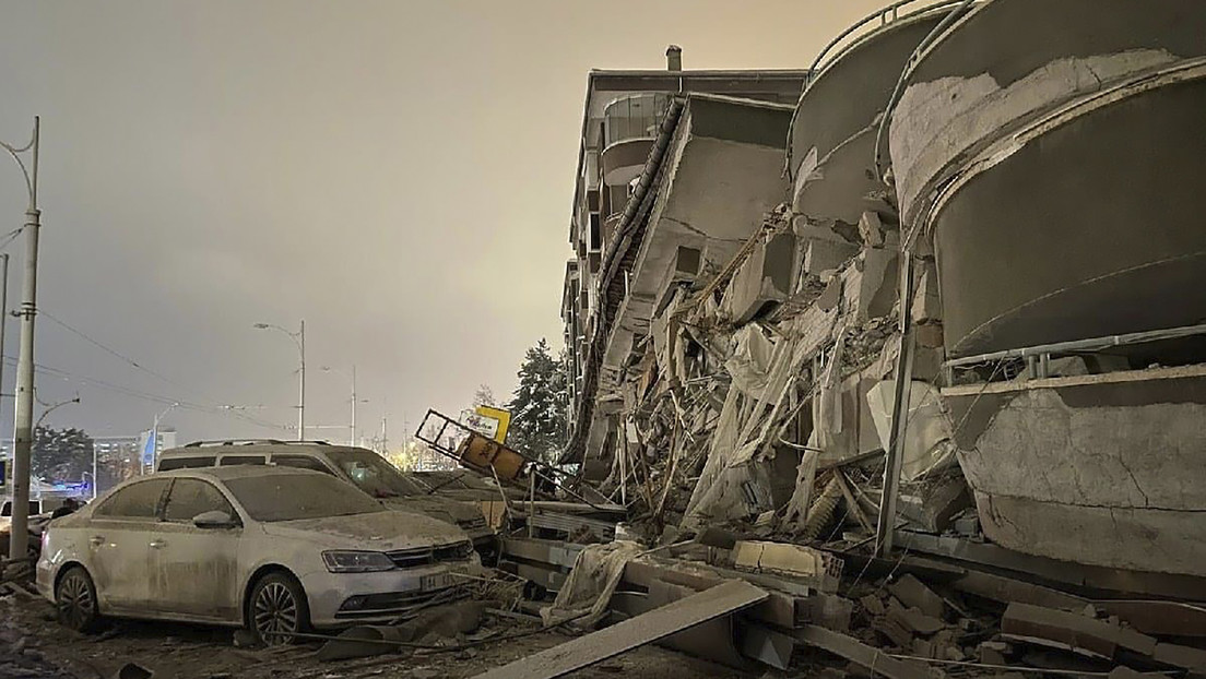 VIDEO: El momento del derrumbe de un edificio de varios pisos en Turquía tras el devastador terremoto