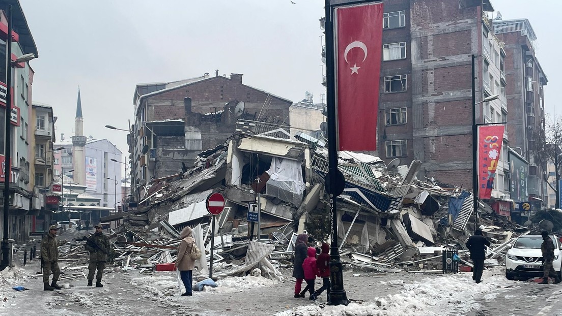 Ascienden a más de 1.100 las muertes por el devastador terremoto en Turquía